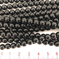 Sorte glasperler på streng - 6 mm.